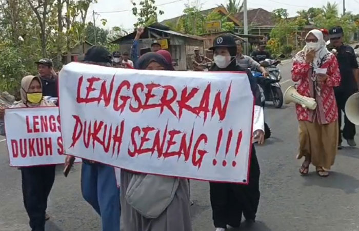 BANYAK MASALAH - Warga Padukuhan Seneng, Kalurahan Siraman, Kapanewon Playen long march menuju kantor Balai Kalurahan Siraman menuntut Dukuh Seneng Supriyadi mundur dari jabatan Selasa (14/11)&nbsp;