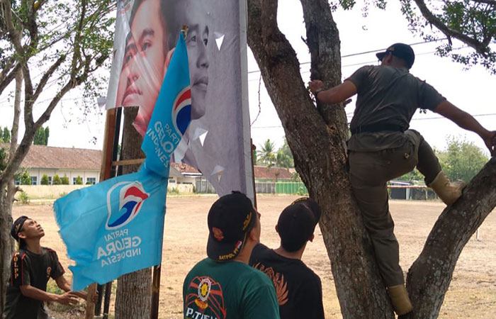 MELANGGAR - Petugas melakukan pencopotan paksa terhadap APS Parpol bermasalah di wilayah Kapanewon Playen Selasa (14/11).Satpol PP untuk Radar Jogja