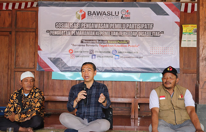 SOSIALISASI: Ketua Bawaslu Bantul Didik Joko Nugroho (tengah) saat melakukan pengawasan Pemilu partisipatif penguatan pemahaman kepemiluan terhadap disabilitas di Kabupaten Bantul.