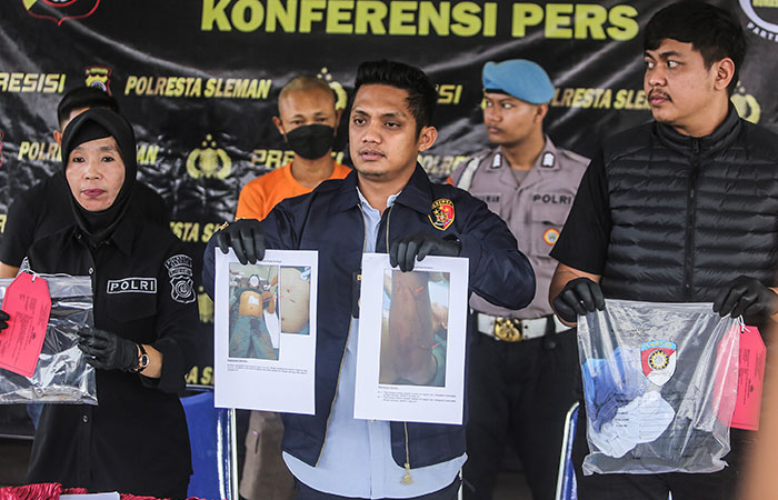 NEKAT: Laki-laki inisial D, 49, menjadi tersangka penusukan kepada temannya karena sakit hati dengan ucapannya setelah meminjam uang saat dihadirkan di Mapolresta Sleman Selasa(14/11).