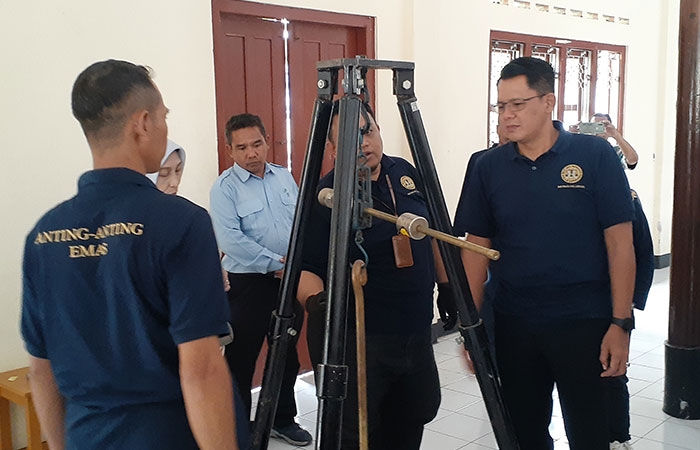 LAUNCHING:&nbsp;Wakil Bupati Sleman Danang Maharsa saat meresmikan program Anting-Anting Emas di Kalurahan Pandowoharjo, Sleman Selasa (14/11).IWAN NURWANTO/RADAR JOGJA&nbsp;