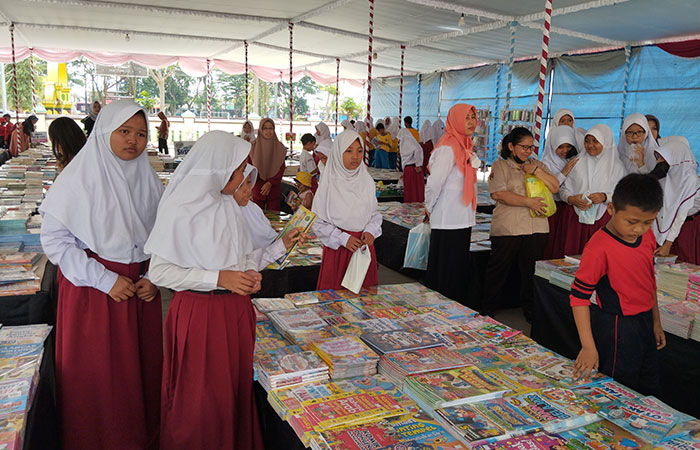 Suasana pameran buku yang digelar oleh Dinpusip Purworejo di halaman Perpustakaan Kabupaten Purworejo yang terletak di Kecamatan Kutoarjo pada Selasa (14/11).JIHAN ARON VAHERA/RADAR JOGJA