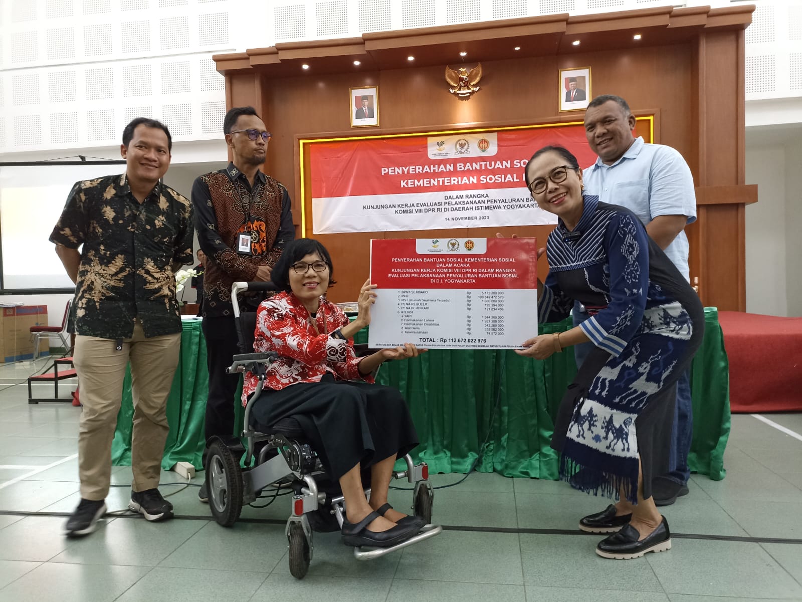 SOSIAL: Komisi VIII DPR RI bersama Kementerian Sosial (Kemensos) menyalurkan bantuan sosial pada program Asistensi Rehabilitasi Sosial (ATENSI) di Bantul. (GREGORIUS B/RADAR JOGJA)