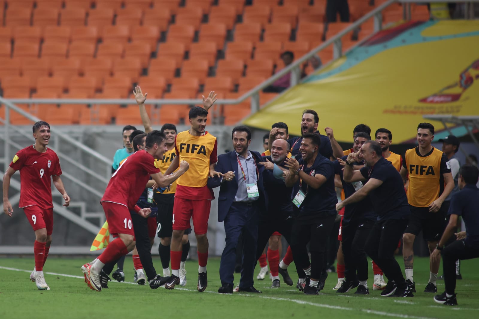 Skuad Iran U17 saat selebrasi usai mengalahkan Brasil U17. (Foto: Doc. LOC WCU17/BRY)