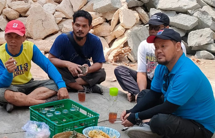 SANTAI: Damba Aktivis (kanan) berdialog dengan warga perihal pembangunan wilayah belum lama ini.ISTIMEWA