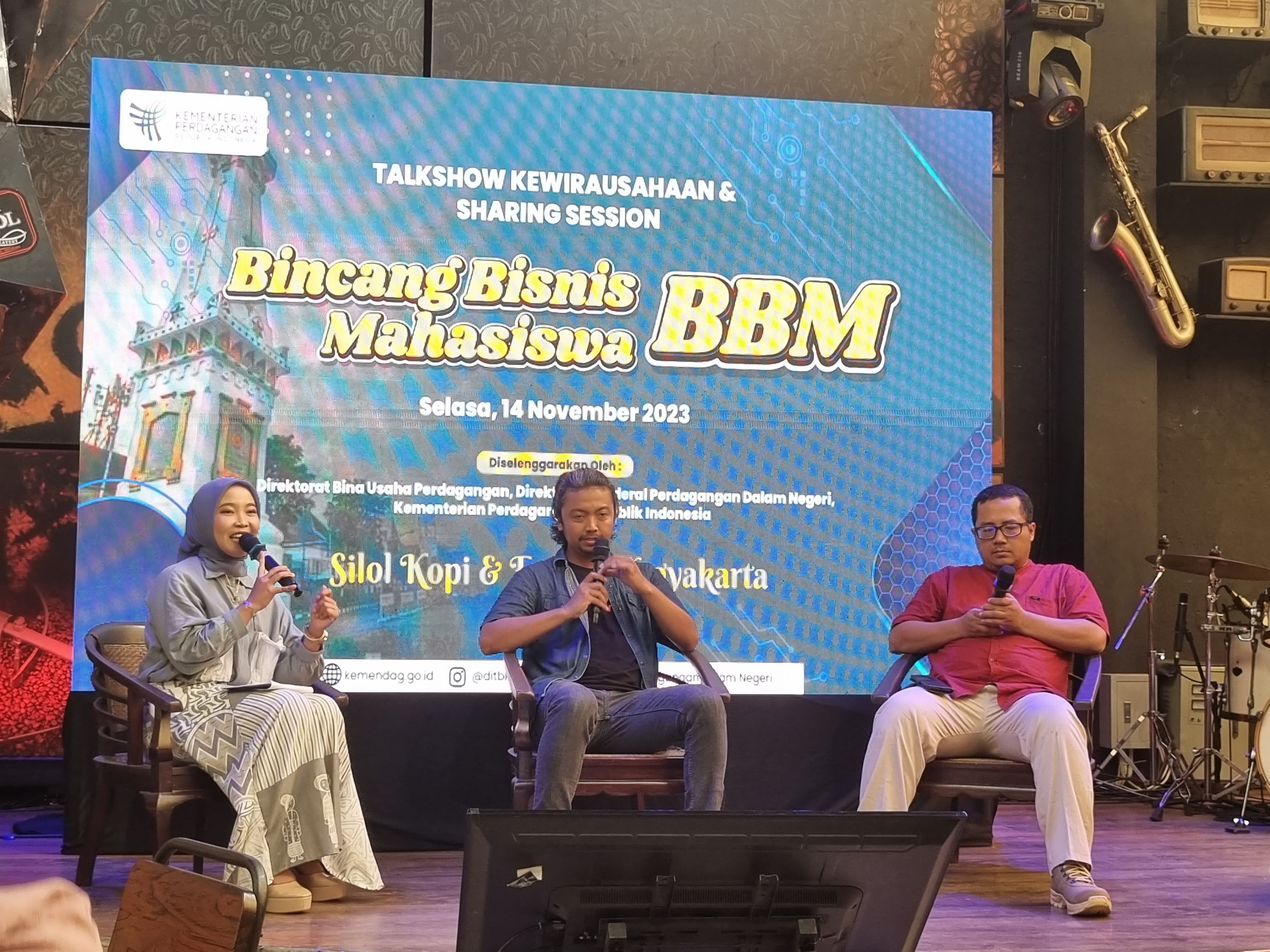 TALKSHOW: Para peserta yang didominasi mahasiswa saat mengikuti Bincang Bisnis Mahasiswa (BBM) terkait kewirausahaan. (FAHMI F/RADAR JOGJA)
