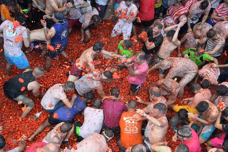 Festival perang makanan di seluruh dunia ini mengundang para wisatawan asing untuk ikut menjadi partisipan (sumber: pinterest/Tripoto - A Global Community Of Travellers)
