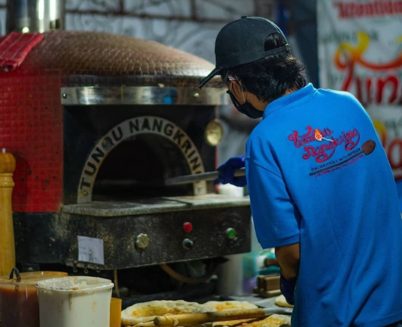 Kuliner Pizza di tunqunangkring_jogja uang dibikin dengan teknik tradisional. (Instagram/@tunqunangkring_jogja)