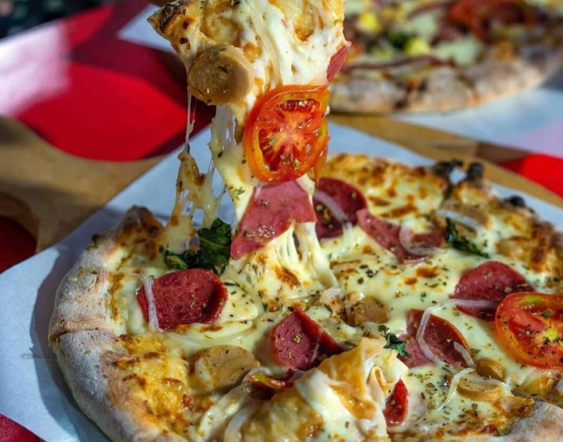 Kuliner Pizza di tunqunangkring_jogja uang dibikin dengan teknik tradisional. (Instagram/@tunqunangkring_jogja)