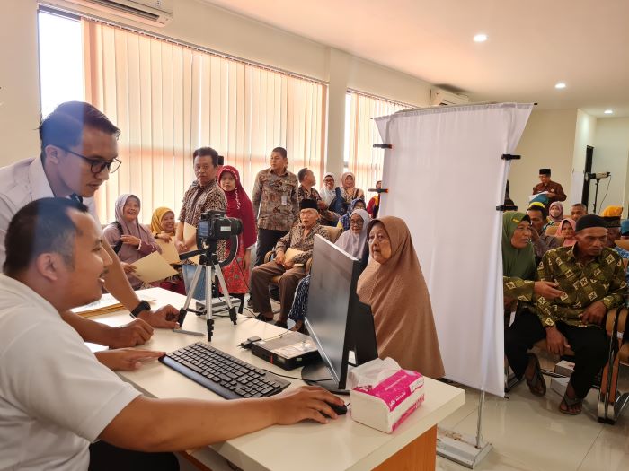 RAMAI: Para calon jemaah haji (CJH) Kabupaten Magelang tengah mengurus pembuatan paspor di Kantor Kementerian Agama (Kemenag) Kabupaten Magelang, Rabu (15/11).