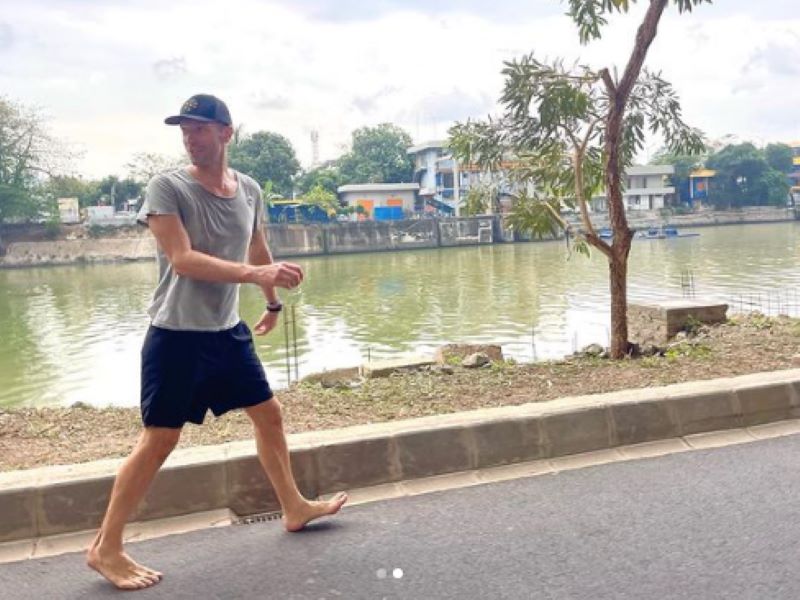 Chris Martin Vokalis Coldplay jalan kaki nyeker. (Tangkapan layar Instagram/@coldplay)