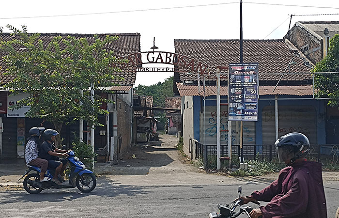 INI LHO: Pengendara melintas di depan gapura gang kawasan tanah kas desa (TKD) di sisi utara Pasar Seni dan Wisata Gabusan, Kalurahan Timbulharjo, Sewon, Bantul Rabu (15/11).&nbsp;Gregorius Bramantyo/Radar