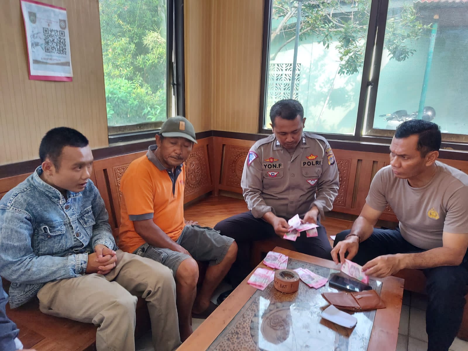 DIAM: Jajaran Polsek Pleret dan sejumlah warga mengamankan pelaku penipuan pembelian bensin dengan uang mainan di Kapanewon Pleret, Bantul, Selasa (14/11. (Dok. Polsek Pleret)