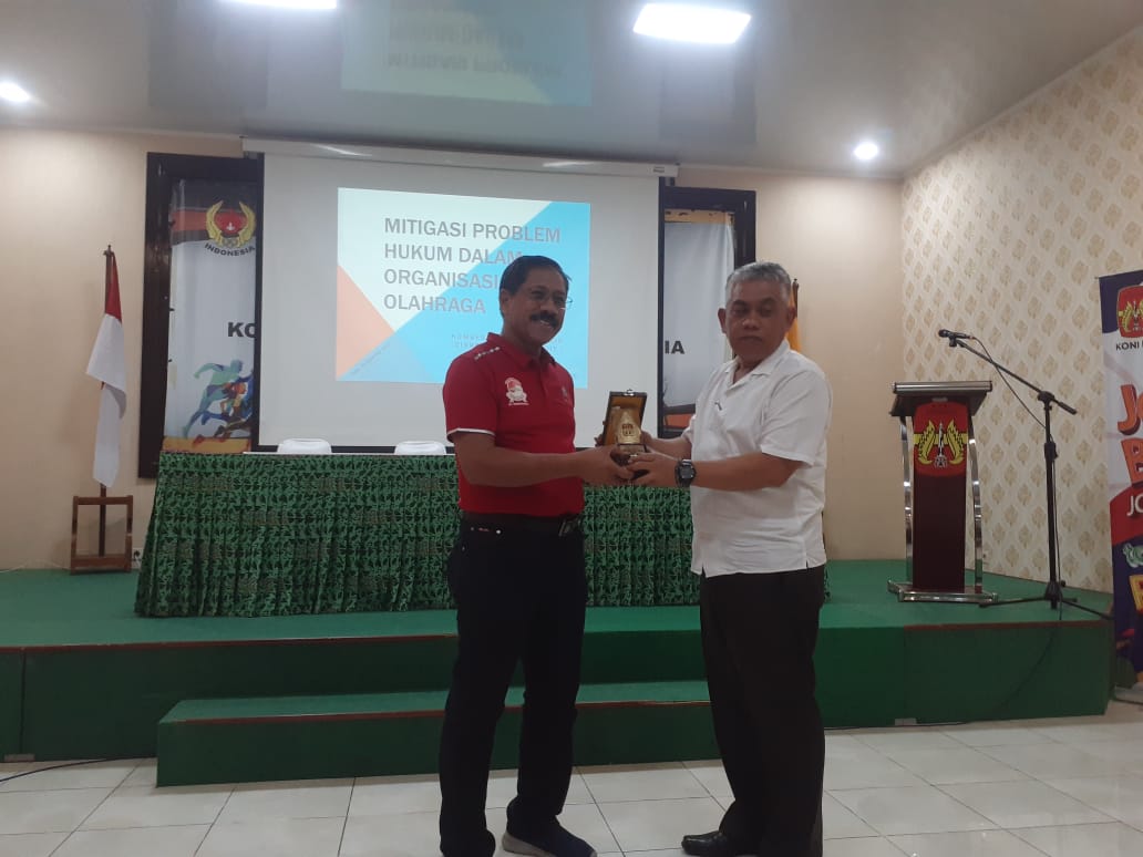 Ketua Umum KONI DIY Djoko Pekik bersama AKBP Tri Wiratmo selaku Kasubdit I Ditreskrimum Polda DIY saat Bimtek Mitigasi Problem Hukum dalam Organisasi Olahraga di KONI DIY. (RIZKY WAHYU/RADAR JOGJA)
