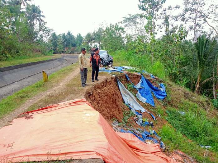 PORAK-PORANDA :Kondisi pasca hujan disertai angin kencang menerjang wilayah Kebumen. (Istimewa)