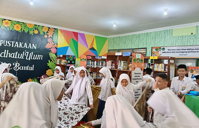 TELATEN: Siswa MTsN 2 Bantul saat belajar melipat wiru pada jarik untuk dipakai pada busana Jawa.Dokumentasi MTsN 2 Bantul