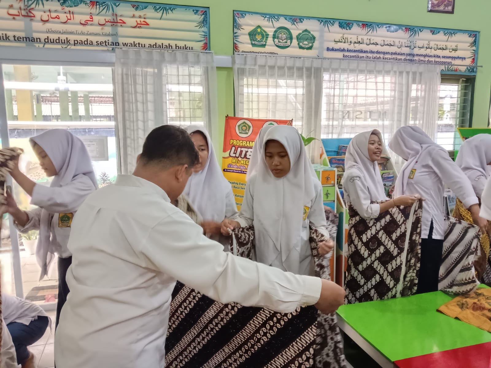 BUDAYA: Siswa di Madrasah Tsanawiyah Negeri (MTsN) 2 Bantul diajari wiru jarik. (Dok MTsN 2 Bantul)