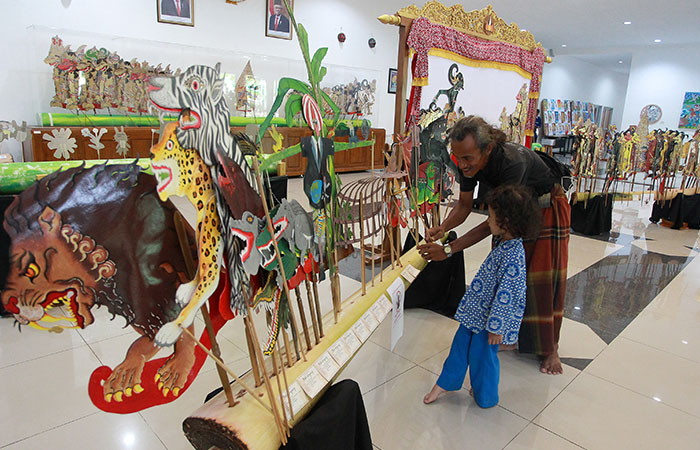 NGURI-URI BUDAYA: Pengunjung mengamati pameran wayang yang dipajang dalam Pesta Wayang bertemakan &rdquo;Mewayang Hayu,  Eksistensi dan Konservasi&rdquo; di AKNSB Jogjakarta, Kamis (16/11).