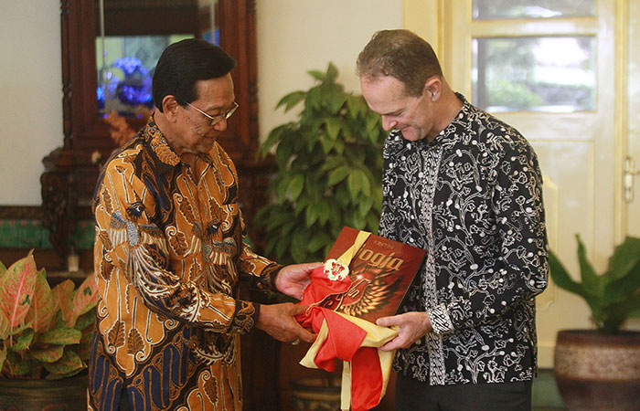 Dubes Inggris menyerahkan salinan manuskrip digital ke Gubernur DIJ HB X.Guntur Aga Tirtana/Radar Jogja
