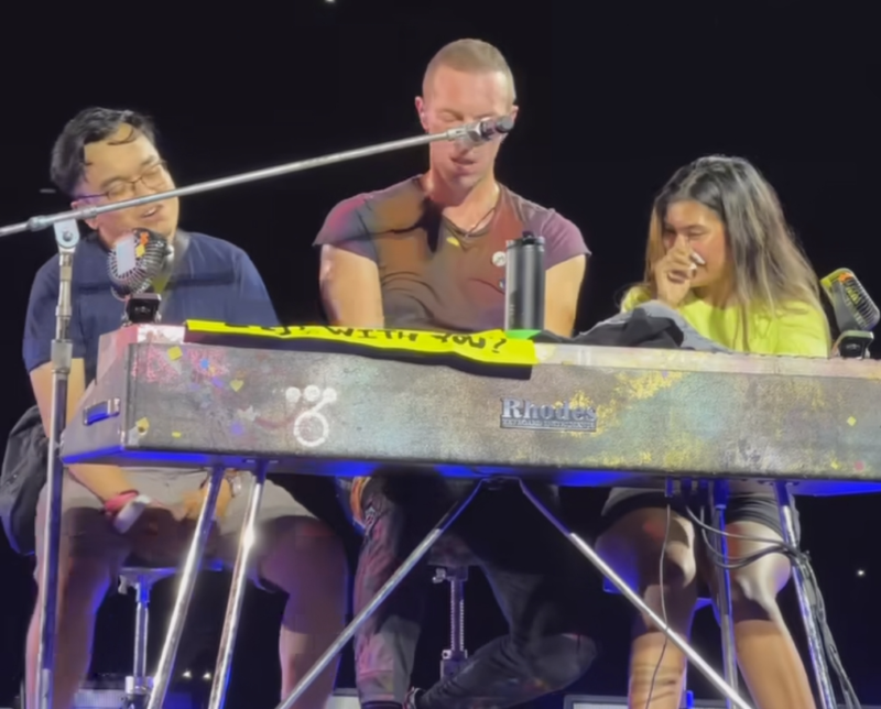 Vokalis Coldplay Chris Martin mengajak penonton nyanyi bareng saat konser di GBK Jakarta, Rabu (15/11/2023) malam. (Instagram/@Coldplay)
