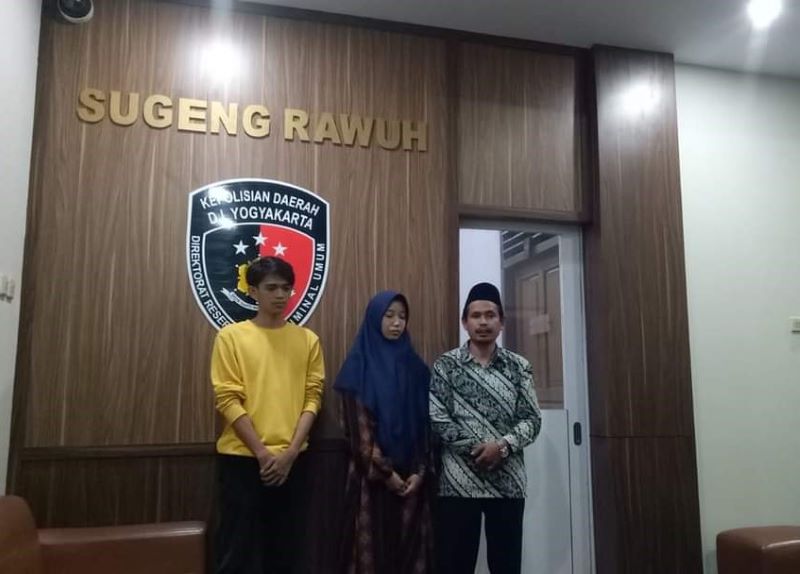 Keluarga Annisa Dewi Kartika saat berada di Mapolda DIJ. (Facebook/@Chandra)