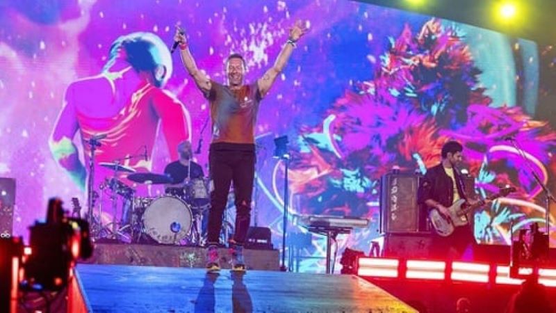 Konser Coldplay di GBK Jakarta gemparkan penonton dengan aksi pantun Chris Martin. (Tirto.id)