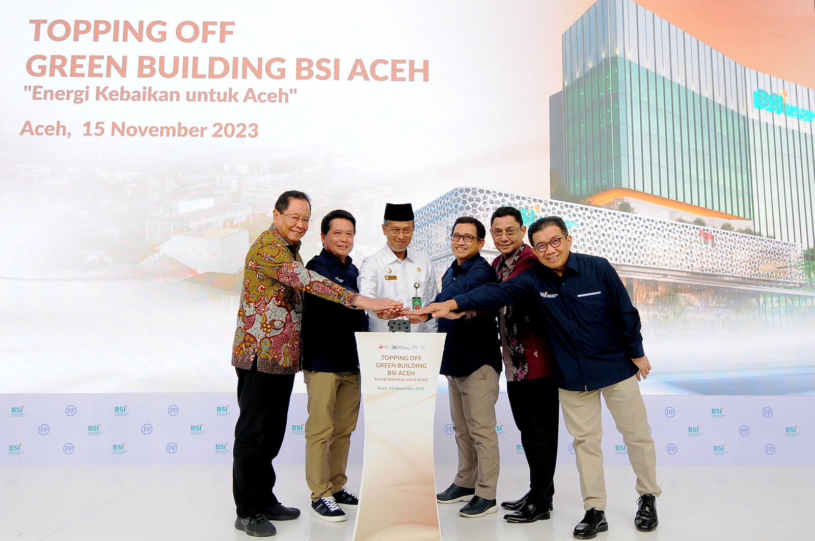 BSI ACEH: Menteri BUMN Periode 2009-2011 sekaligus Ketua Diaspora Global Aceh Mustafa Abubakar bersama Direktur Utama BSI Hery Gunardi dan lainnya saat topping off. (BSI)
