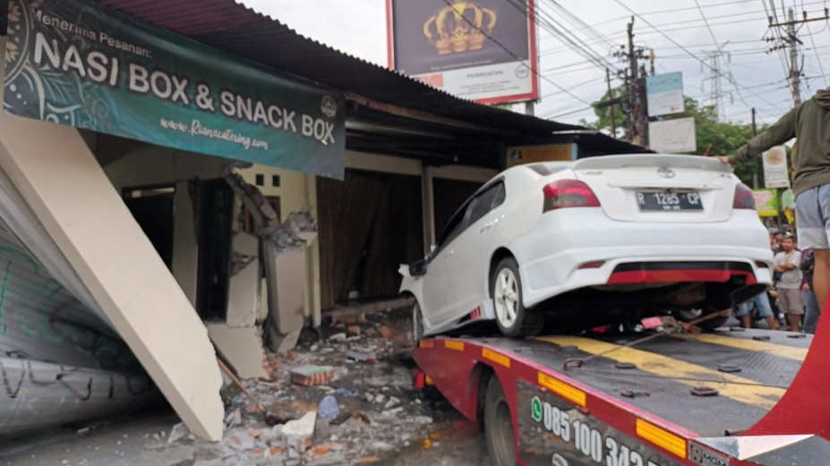 APES: Mobil menabrak Salon Riana Dusun Kweni, Panggungharjo, Sewon, Bantul, Kamis(16/11/2023) pukul 05.00 WIB. (Agus Dwi Prakoso/Radar Jogja)
