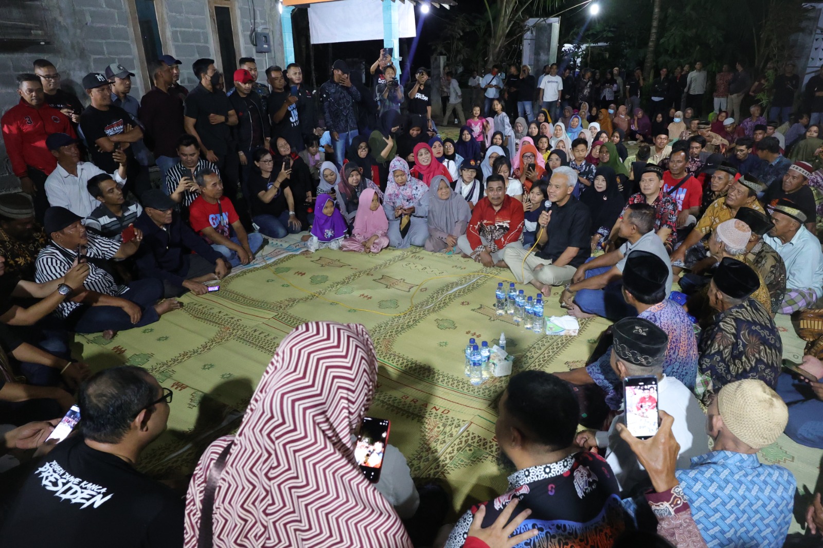 ASPIRASI: Ganjar Pranowo bersama warga  Desa Jatirejo Kecamatan Lendah, Kulonprogo,  Rabu (15/11/2023). (Istimewa)