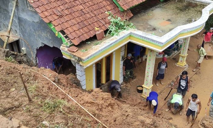 Warga saat kerja bakti membersihkan material longsor yang menimpa rumah milik Rokijan warga Desa Dilem, Kecamatan Kemiri pada Kamis (16/11) pagi. (Istimewa)