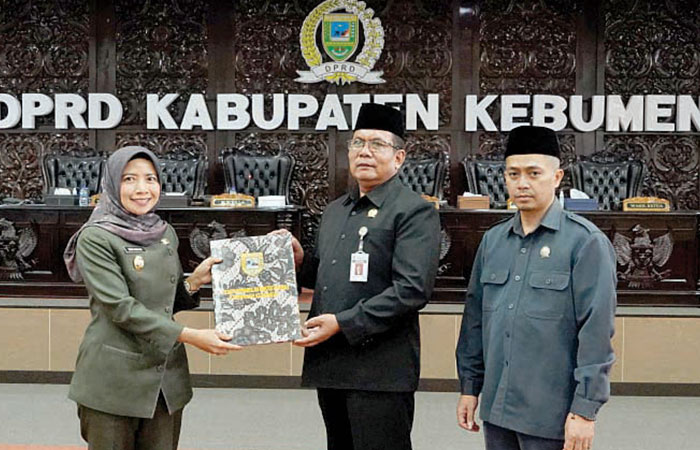 RAPUR : Prosesi pengambilan keputusan atas rancangan peraturan daerah (Raperda) Tentang Pengelolaan Sampah pada rapat Paripurna DPRD Kebumen, Kamis (16/11).M HAFIED/RADAR KEBUMEN