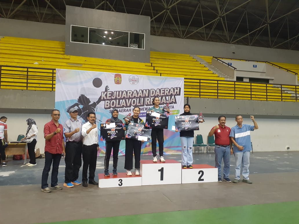 JUARA: Para juara di ajang Kejuaraan Daerah Bola Voli Remaja Se-DIY 2023, saat menerima hadiah di GOR Among Raga, Rabu (15/11) malam. (RIZKY WAHYU/RADAR JOGJA)