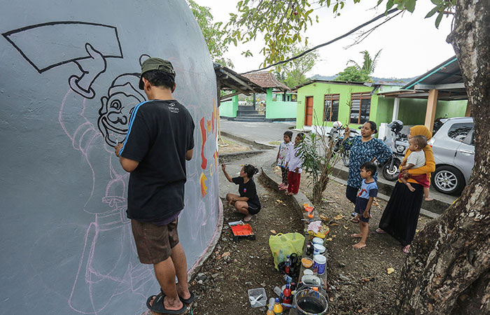 BERKREASI: Peserta melukis mural saat Lomba mural rumah dome di desa wisata rumah teletubies, Semberharjo, Prambanan, Sleman, Rabu (15/11). ELANG KHARISMA DEWANGGA/RADAR JOGJA