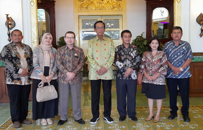 KETERBUKAAN  INFORMASI: Komisioner KID  DIY periode 2019- 2023 bersama  Gubernur DIY  Hamengku Buwono  X dan Kepala Dinas  Kominfo DIY HET  Wahyu Nugroho  (tiga dari kanan)  dalam sebuah  kesempatan