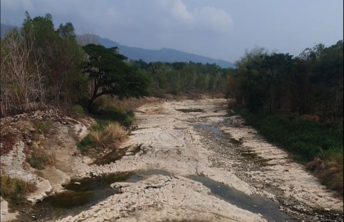 PERLU DICEK - Penampakan aliran Kali Oya tampak mengering dan memanjang di wilayah Padukuhan Ngeblak, Kalurahan Katongan, Kapanewon Nglipar pada Rabu (16/11) GUNAWAN/Radar Jogja