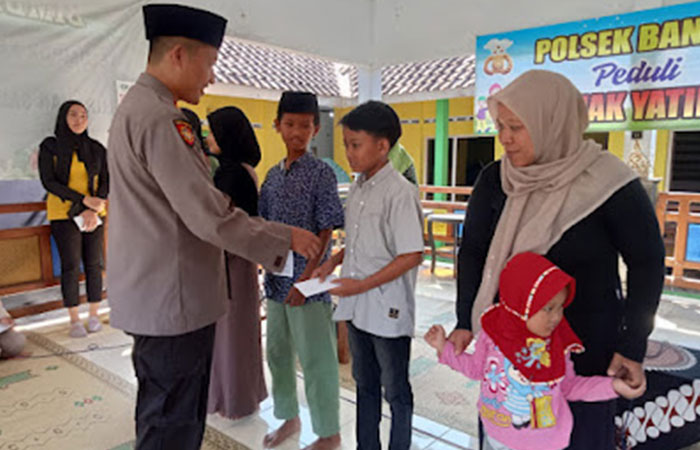 BERBAGI: Polsek Bantul melalui program Sipolim sudah sejak 2015 memberikan santuna kepada anak yatim di wilayahnya.Humas Polres Bantul untuk Radar Jogja