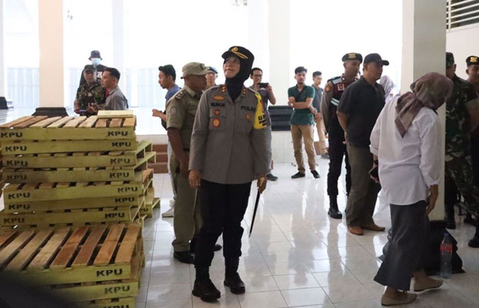 CEK: Kapolres Kulonprogo AKBP Nunuk Setyowati saat melakukan cek gudang logistik KPU di Gedung Kesenian Wates Kulon Progo, Kamis (14/11/23).DOKPOL KP