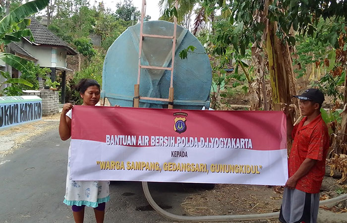 SEMRINGAH: Warga Kalurahan Sampang Sampang Gedangsari Gunungkidul senang menerima bantuan air bersih dan paket sembako, Selasa (14/11).Polda dij untuk radar jogja