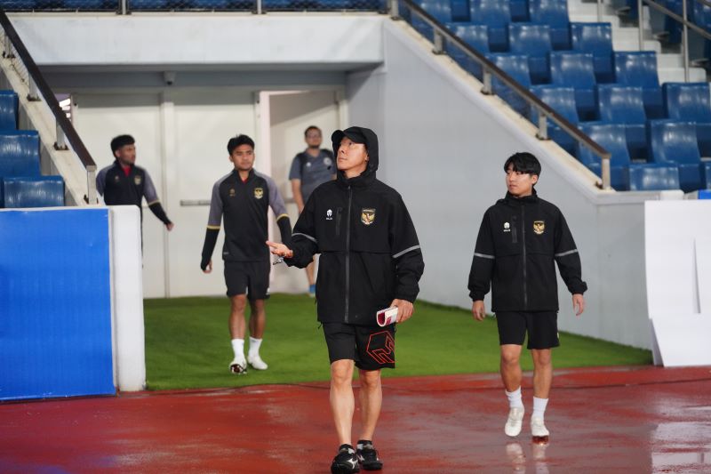 Shin Tae-yong memasuki Basra International Stadium bersama penggawa Timnas Indonesia untuk menjalani official training ditemani rintikan hujan (Dok PSSI)