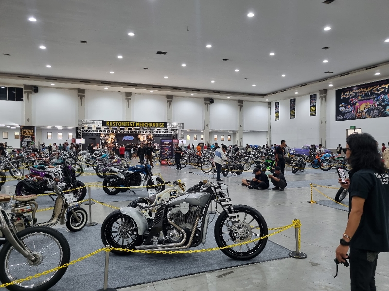 MERIAH: Pengunjung mengamati ragam motor dan mobil kustom dalam pameran Kustomfest 2023 di Jogja Expo Center (JEC), Banguntapan, Bantul, pada 7 dan 8 Oktober 2023. (Fahmi Fahriza/Radar Jogja)