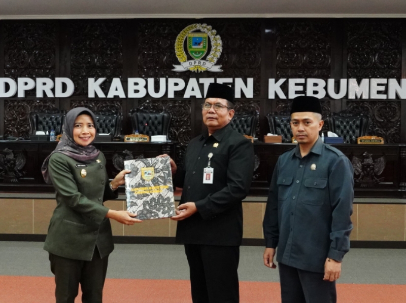 CALON PERDA BARU:  Prosesi pengambilan keputusan atas rancangan peraturan daerah (Raperda) Tentang Pengelolaan Sampah pada rapat Paripurna DPRD Kebumen, Kamis (16/11). (M HAFIED/RADAR KEBUMEN)