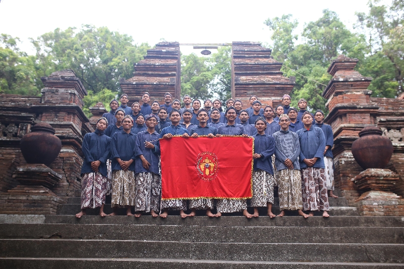 YAKIN: Skuad Persiba Bantul melakukan ziarah ke makam Raja-Raja Mataram. (Dok Persiba Bantul)