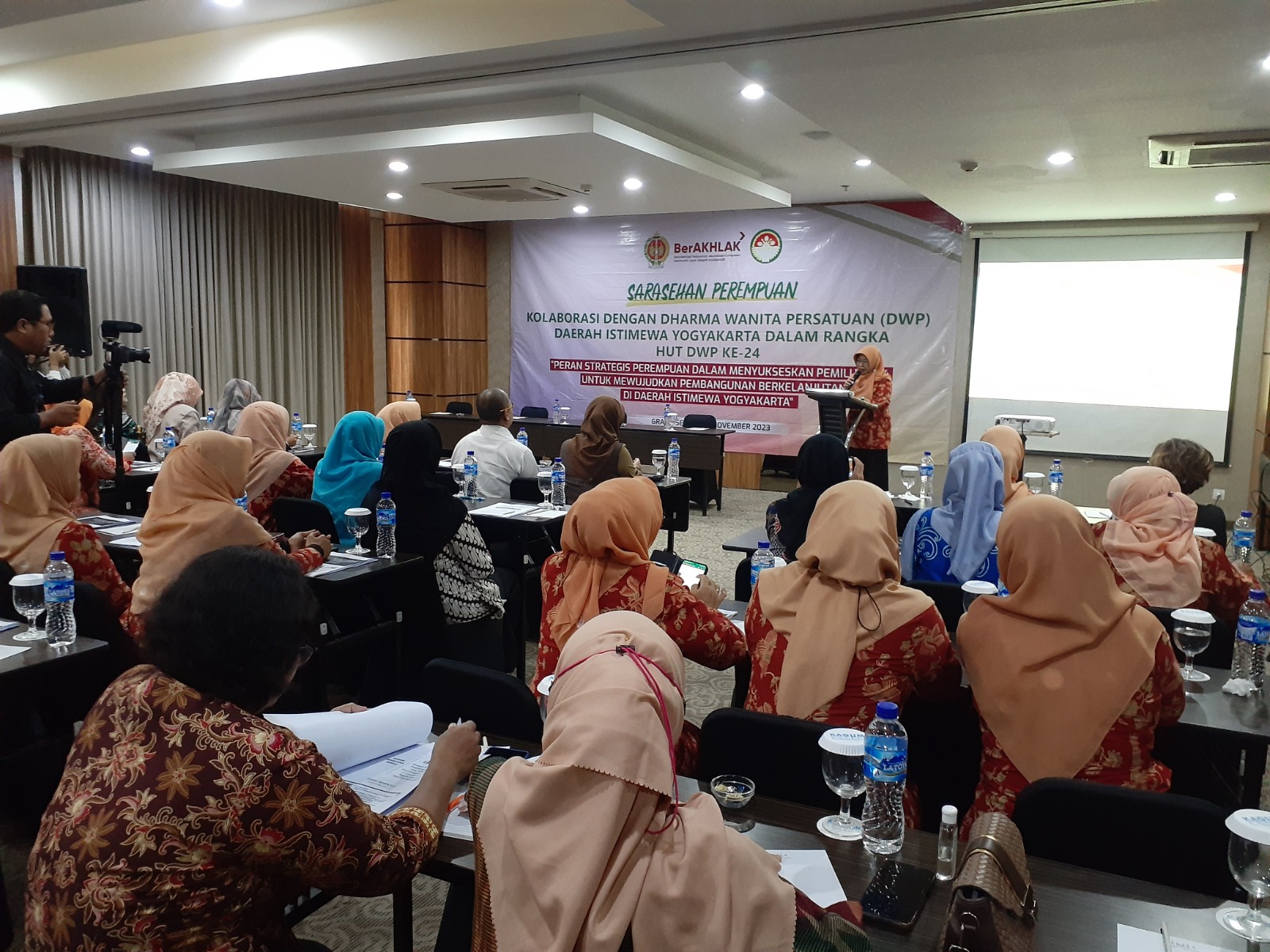 PARTISIPASI: Sarasehan Peran Strategis Perempuan dalam Menyukseskan Pemilu 2024 yang diadakan Dharma Wanita Persatuan (DWP) bekerja sama dengan Badan Kesbangpol DIY. (IWAN N/RADAR JOGJA)