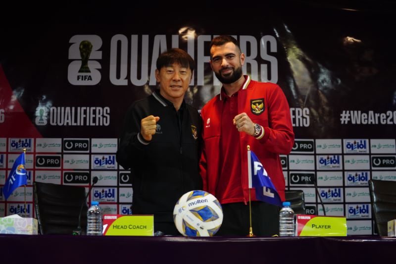 Shin Tae-yong bersama Jordi Amat dalam prescon pre-match Timnas Indonesia v Irak (dok PSSI)