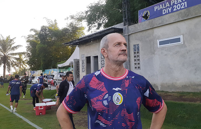 PERDANA: Pelatih Kepala PSS Sleman Risto Vidakovic saat memimpin latihan perdananya dengan para penggawa PSS Sleman di Lapangan Pakembinangun, Sleman, (17/11).&nbsp;RIZKY WAHYU/RADAR JOGJA