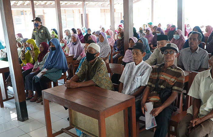 BANTUAN PANGAN: Warga hadir di &nbsp;Kapanewon Saptosari, Gunungkidul, untuk menerima bantuan pangan Cadangan Beras Pemerintah (CBP) 2023 belum lama ini.DOK RADAR JOGJA