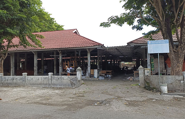 LENGANG: Suasana di Pasar Jejeran, Pleret, Bantul yang mulai sepi pembeli dan penjual Jumat (17/11). Rencananya, Pemkab Bantul akan melakukan renovasi ke sejumlah pasar tradisional.