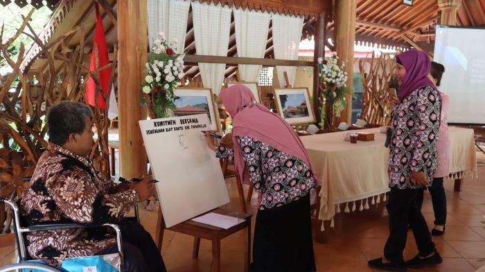 Sejumlah perwakilan OPD terkait melakukan penandatanganan komitmen bersama pokja pemenuhan alat bantu difabel di Kabupaten Purworejo, Kamis (16/11). ISTIMEWA