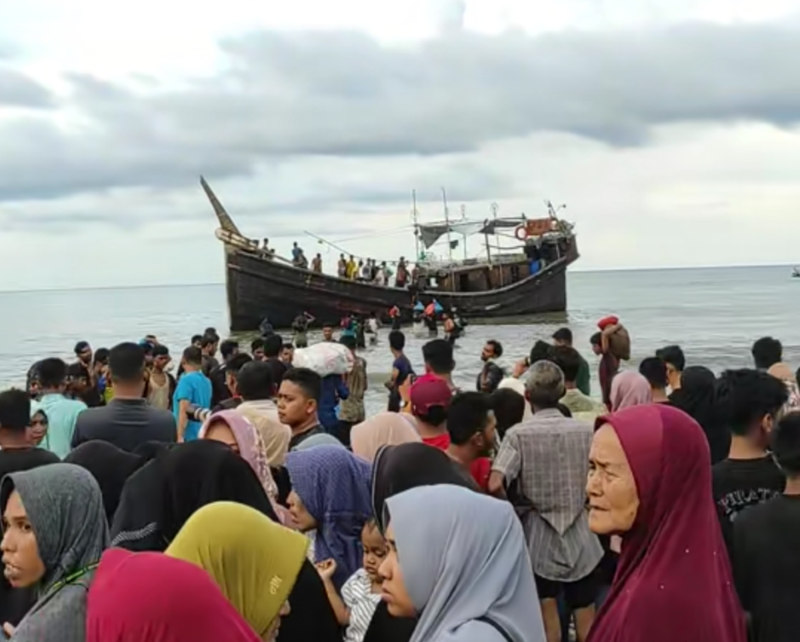 Imigran Rohingnya gelombang tiga sampai di pesisir pantai Desa Pante Sukon, Kecamatan Jangka, Kabupaten Bireuen, Aceh, pada kamis (16/11/23). (Tangkapan layar video TikTok/@R&D)