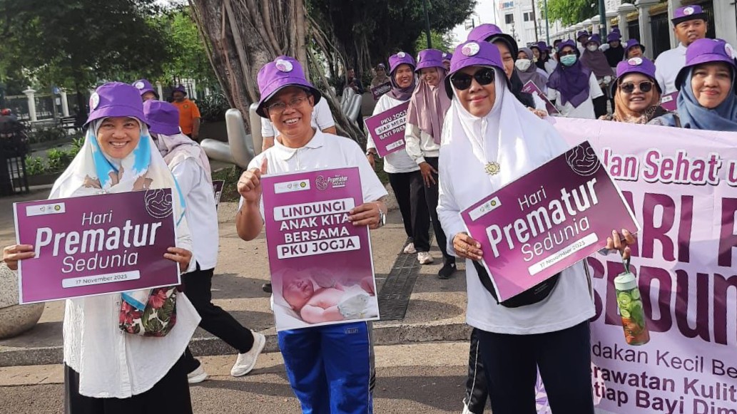 PEDULI: Sejumlah peserta peringatan World Prematurity Day 2023 yang diadakan RS PKU Muhammadiyah Jogjakarta Jumat (17/11). (Agung Dwi Prakoso/Radar Jogja)